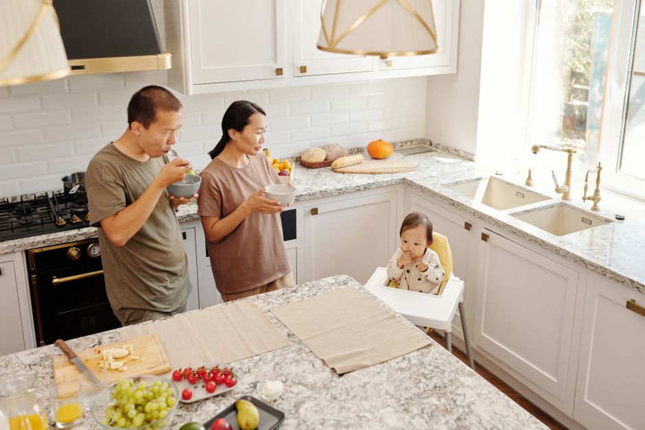 Family kitchen with a countertop and dining area.